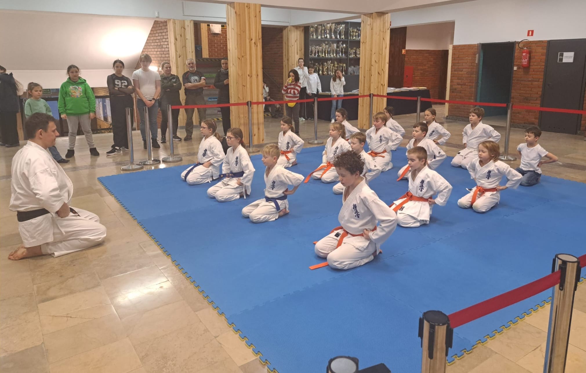 Karatecy z Sekcji Piątkowo podczas pokazu karate w Szkole Podstawowej nr 34 w Poznaniu