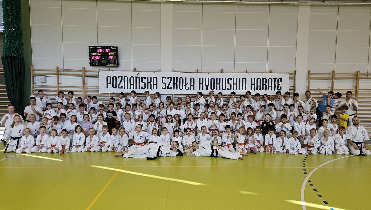 Karatecy z Poznańskiej Szkoły Kyokushin Karate przed egzaminem na stopnie szkoleniowe kyu