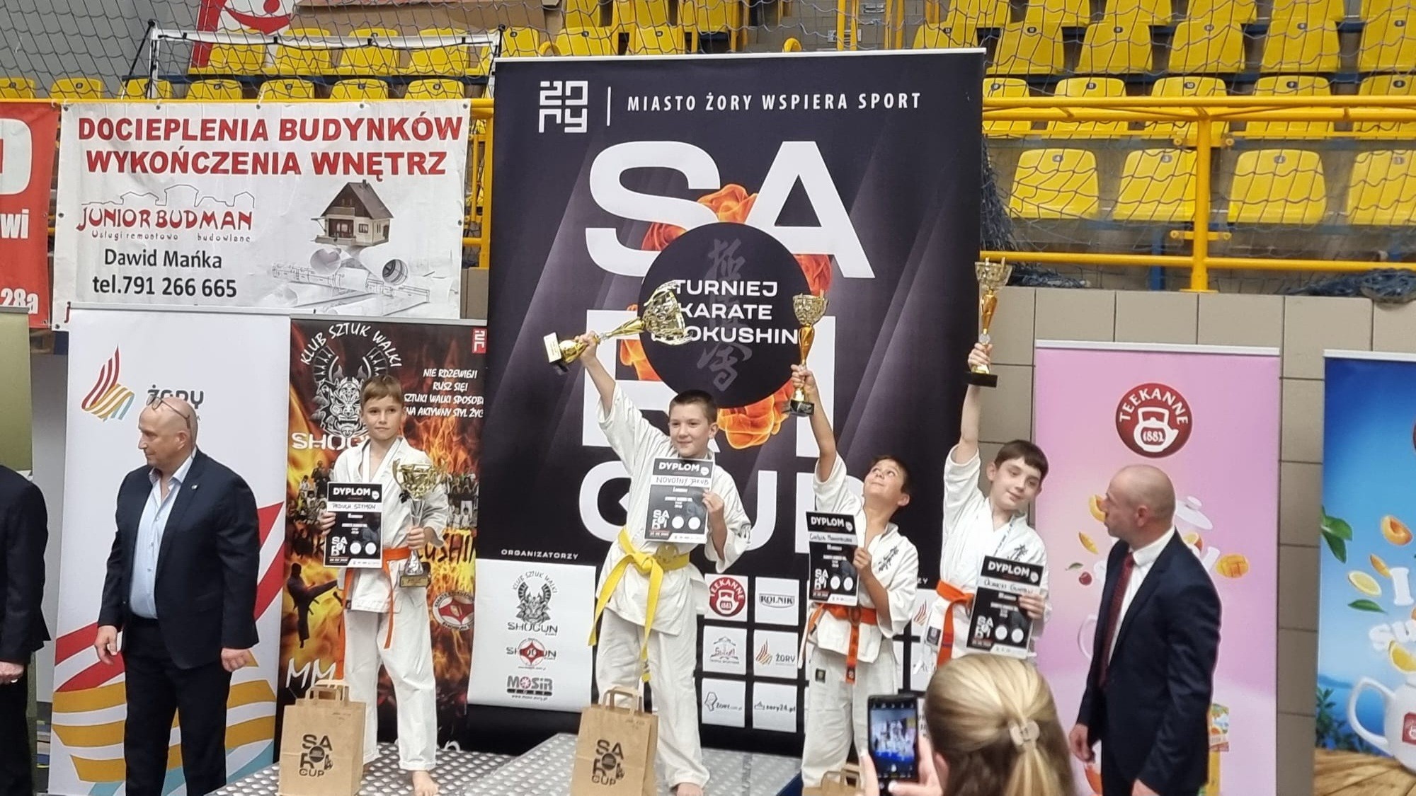 Młodzi karatecy na podium Turnieju Karate Kyokushin SARI CUP