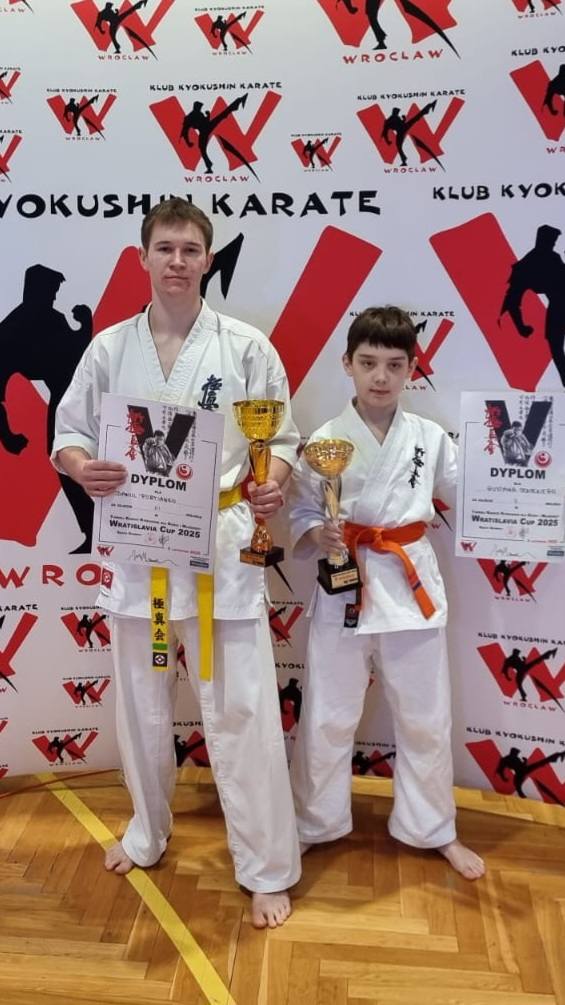 Zawodnicy Poznańskiej Szkoły Kyokushin Karate z pucharami zawodów Wratislavia Cup 2025